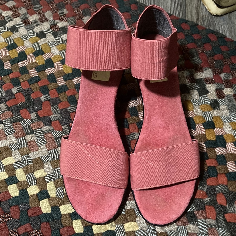 🐞Charleston Shoe Co. Pink Wedge Sandals 👡🩷